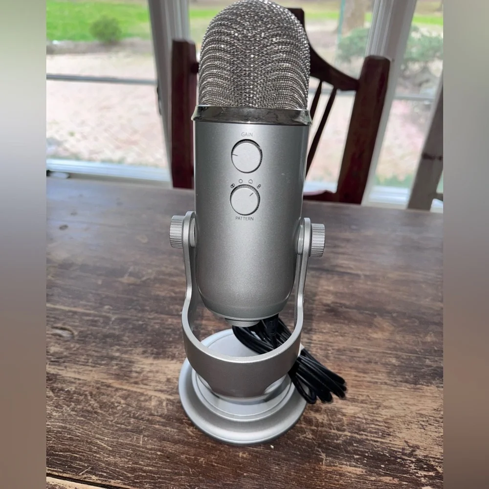 Logitech for Creators Blue Yeti USB Microphone Studio Quality Sound Silver
